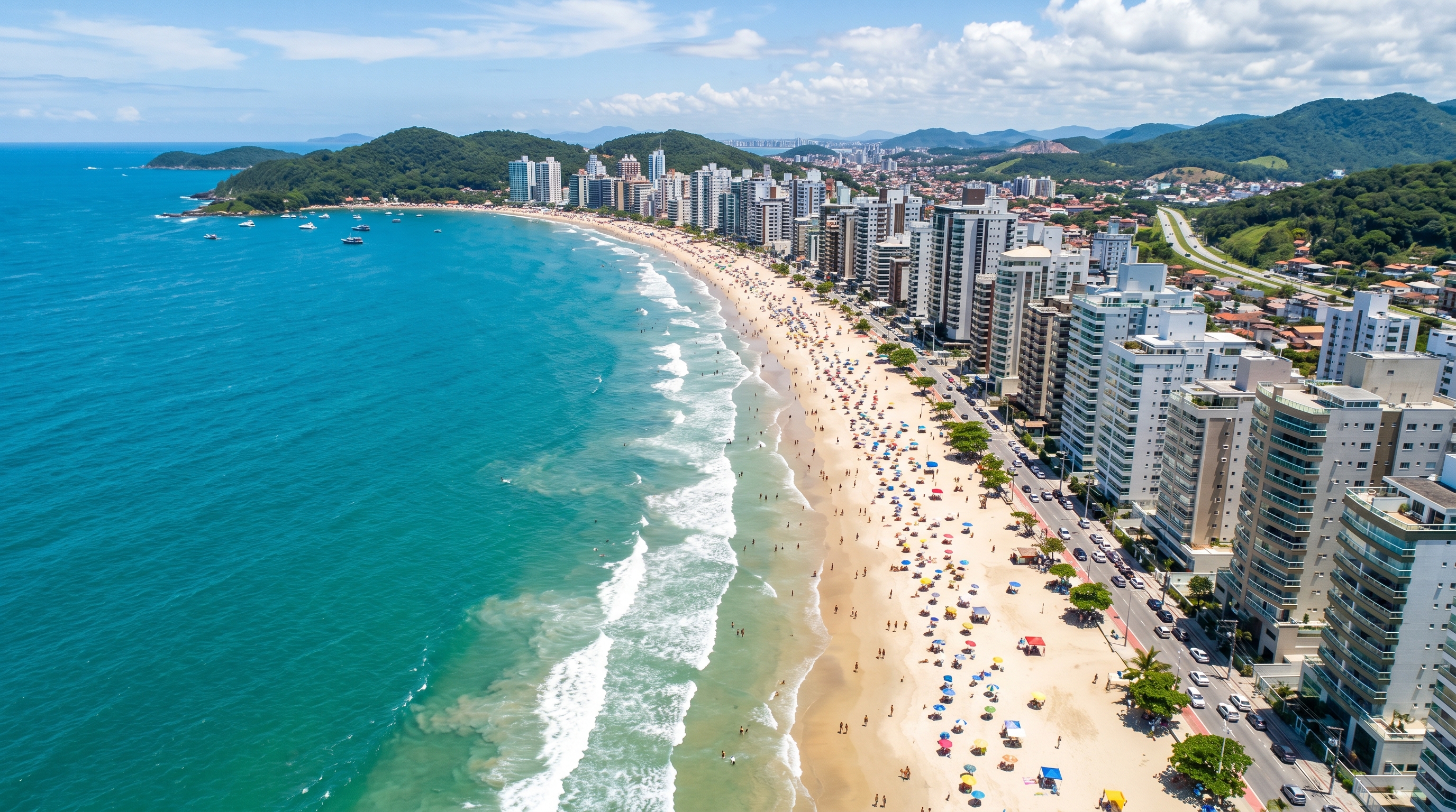 Vista aérea da Meia Praia em Itapema SC — praia com edifícios de alto padrão ao longo da orla